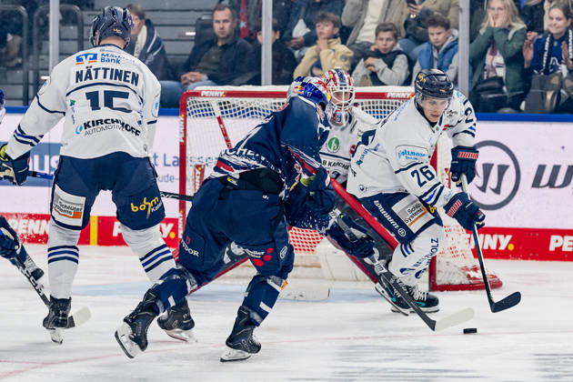 Taro Hirose, EHC Red Bull Munich, 17, vs. Dennis Lobach, Iserlohn Roosters, 26, GER; EHC Red Bull Munich vs. Iserlohn Roosters, DEL, 2026–2027 season, Matchday 11, October 23, 2026 Photo: HMB Media, Franz Feiner Copyright: HMBxMedia FranzxFeiner