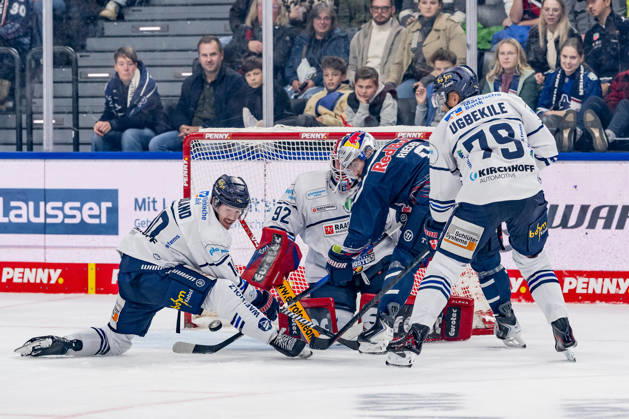 Tobias Rieder, EHC Red Bull Munich, No. 08, misses a shot against Tyler Boland, Iserlohn Roosters, No. 10; Andreas Jenike, goaltender, Iserlohn Roosters, No. 92; and Colin Ugbekile, Iserlohn Roosters, No. 79 (GER), EHC Red Bull Munich vs. Iserlohn Roosters, DEL, 2026–2027 season, Matchday 11, October 23, 2026. Photo: HMB Media, Franz Feiner Copyright: HMBxMedia FranzxFeiner