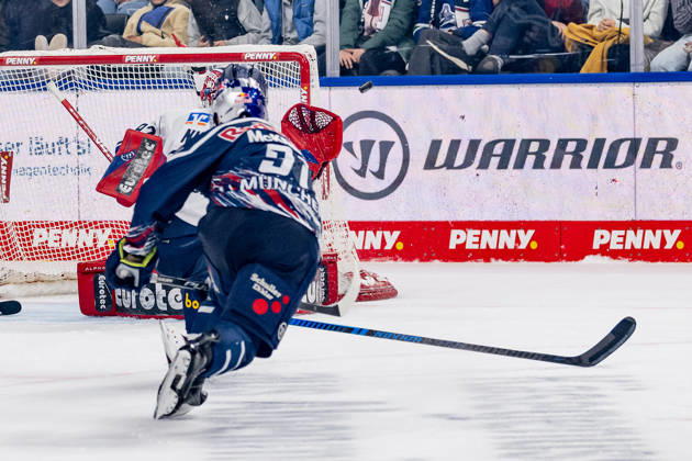 Jeremy McKenna, EHC Red Bull Munich, No. 91 on a shot on goal (GER), EHC Red Bull Munich vs. Iserlohn Roosters, DEL, 2026–2027 season, Matchday 11, October 23, 2026 Photo: HMB Media, Franz Feiner Copyright: HMBxMedia FranzxFeiner