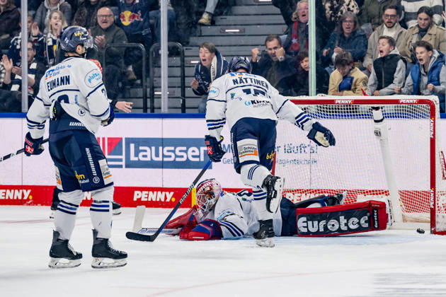 Here, the Iserlohn team led by Andreas Jenike, goalie for the Iserlohn Roosters, 92, conceded the goal that made the score 1–0. GER, EHC Red Bull Munich vs. Iserlohn Roosters, DEL, 2026–2027 season, Matchday 11, October 23, 2026. Photo: HMB Media, Franz Feiner Copyright: HMBxMedia FranzxFeiner