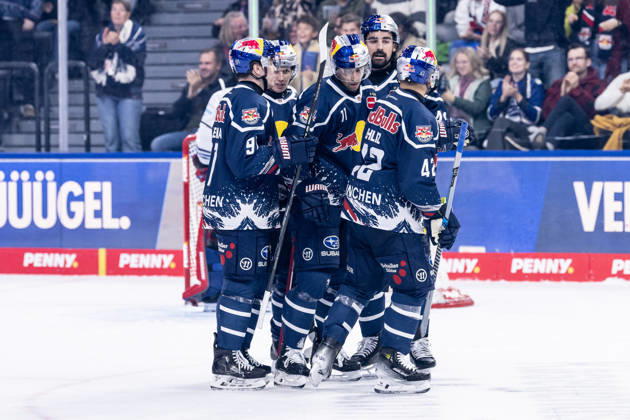 The Munich fans cheer with Markus Eisenschmid of EHC Red Bull Munich, 11, after his goal to make it 1–0 GER, EHC Red Bull Munich vs. Iserlohn Roosters, DEL, 2026–2027 season, Matchday 11, October 23, 2026. Photo: HMB Media, Franz Feiner Copyright: HMBxMedia FranzxFeiner