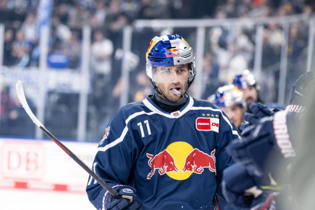 Markus Eisenschmid, EHC Red Bull Munich, No. 11, high-fiving teammates at the bench after scoring the 1-0 goal for GER, EHC Red Bull Munich vs. Iserlohn Roosters, DEL, 2026–2027 season, Matchday 11, October 23, 2026. Photo: HMB Media, Franz Feiner Copyright: HMBxMedia FranzxFeiner