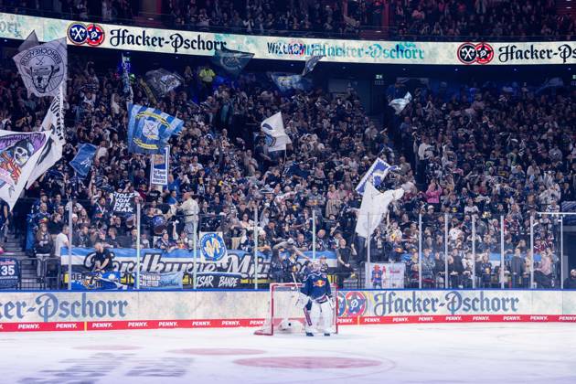 Munich fans behind Mathias Niederberger, goalie for EHC Red Bull Munich, 35, cheer the goal that made it 1–0 for GER in the EHC Red Bull Munich vs. Iserlohn Roosters game, DEL, 2026–2027 season, Matchday 11, October 23, 2026. Photo: HMB Media, Franz Feiner Copyright: HMBxMedia FranzxFeiner