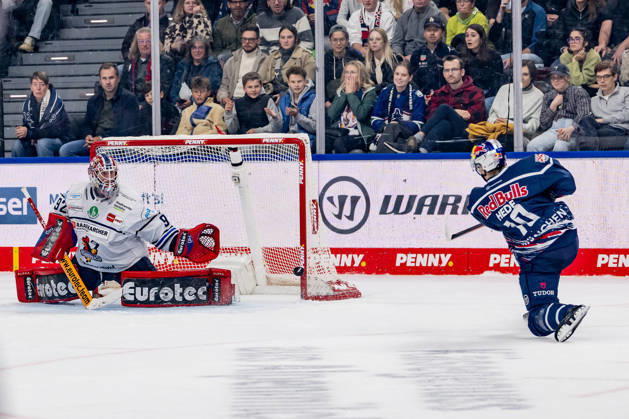 Elis Hede, EHC Red Bull Munich, 10, misses on this shot on goal against Andreas Jenike, goalie, Iserlohn Roosters, 92 GER, EHC Red Bull Munich vs. Iserlohn Roosters, DEL, 2026–2027 season, Matchday 11, October 23, 2026 Photo: HMB Media, Franz Feiner Copyright: HMBxMedia FranzxFeiner