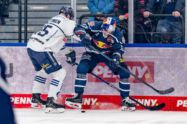 Battle for the Puck: Face-off between Joonas Naettinen of the Iserlohn Roosters, No. 15, and Brady Ferguson of EHC Red Bull Munich, No. 12 (GER), EHC Red Bull Munich vs. Iserlohn Roosters, DEL, 2026–2027 season, Matchday 11, October 23, 2026 Photo: HMB Media, Franz Feiner Copyright: HMBxMedia FranzxFeiner