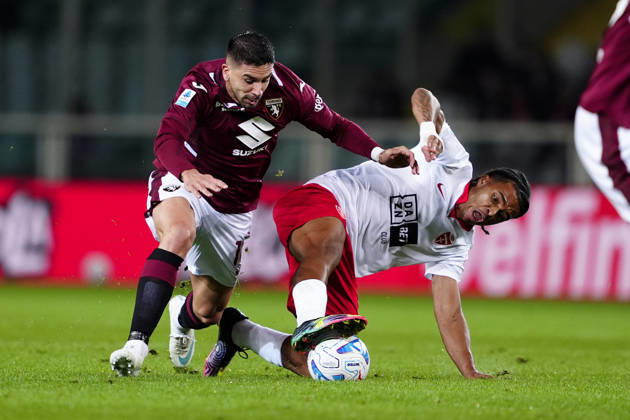 Torino s Giovanni Simeone fights for the ball with Monza s Manga Foe Ondoa during the Serie A soccer match between Torino FC and AC Monza at the Stadio Olimpico Grande Torino in Turin, Italy - October 23, 2026. - Soccer  Copyright: xFabioxFerrari LaPressex