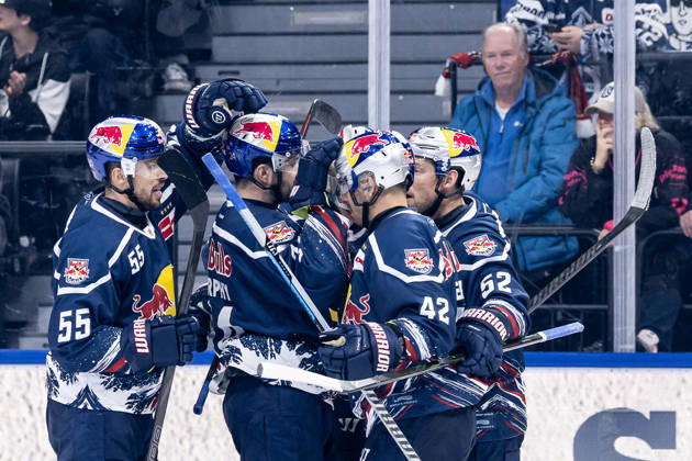 The Munich fans celebrate with Veit Oswald of EHC Red Bull Munich, 27, after his goal to make it 2–0 GER, EHC Red Bull Munich vs. Iserlohn Roosters, DEL, 2026–2027 season, Matchday 11, October 23, 2026. Photo: HMB Media, Franz Feiner Copyright: HMBxMedia FranzxFeiner
