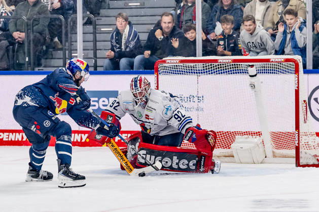 Tobias Rieder, EHC Red Bull Munich, 08, is stopped here by Andreas Jenike, goaltender, Iserlohn Roosters, 92 GER; EHC Red Bull Munich vs. Iserlohn Roosters, DEL, 2026–2027 season, Matchday 11, October 23, 2026 Photo: HMB Media, Franz Feiner Copyright: HMBxMedia FranzxFeiner