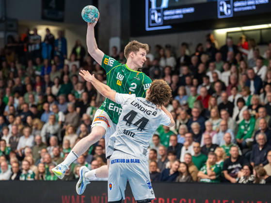 Oskar Neudeck of Frisch Auf Goeppingen, No. 02, is high in the air; Stephan Seitz of ThSV Eisenach, No. 44, is closing in on him. Frisch Auf Goeppingen vs. ThSV Eisenach, handball, 1st Bundesliga, men’s division, 2026–2027 season, October 23, 2026, Frisch Auf Goeppingen vs. ThSV Eisenach, Handball, 1st Bundesliga, Men, 2026–2027 season, October 23, 2026, Goeppingen Copyright: xEibner-Pressefoto MichaelxSchmidx EP_MST