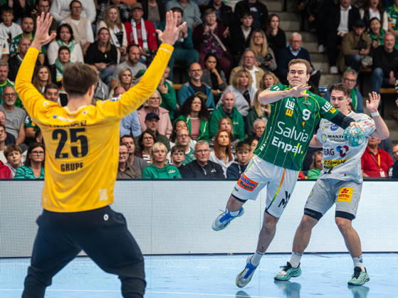 Max Beneke of Frisch Auf Goeppingen, No. 9, gets a clear shot; Frisch Auf Goeppingen vs. ThSV Eisenach, Handball, 1st Bundesliga, Men s, 2026–2027 Season, October 23, 2026, Frisch Auf Goeppingen vs. ThSV Eisenach, Handball, 1st Bundesliga, Men, 2026–2027 season, October 23, 2026, Goeppingen Copyright: xEibner-Pressefoto MichaelxSchmidx EP_MST