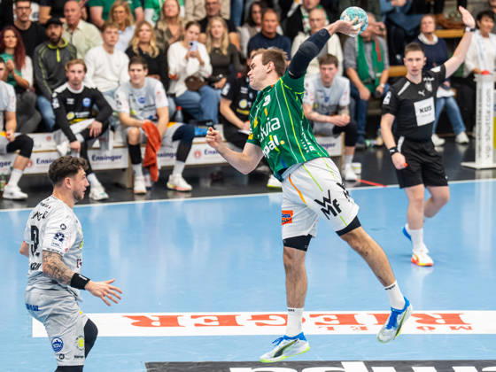 Max Beneke of Frisch Auf Goeppingen, No. 9, shoots from the backcourt; Frisch Auf Goeppingen vs. ThSV Eisenach, Handball, 1st Bundesliga, Men s, 2026–2027 season, October 23, 2026, Frisch Auf Goeppingen vs. ThSV Eisenach, Handball, 1st Bundesliga, Men, 2026–2027 season, October 23, 2026, Goeppingen Copyright: xEibner-Pressefoto MichaelxSchmidx EP_MST