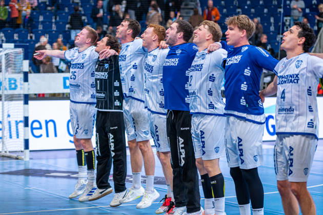 Hendrik Wagner, TBV Lemgo Lippe, No. 28; Christian O Sullivan, TBV Lemgo Lippe, No. 9; Domenico Ebner, TBV Lemgo Lippe, No. 94; Lukas Hutecek, TBV Lemgo Lippe, No. 2 (from left), TSV Hannover Burgdorf (green) vs. TBV Lemgo Lippe (blue) on Matchday 10 of the 2026–2027 season in the Opel Handball Bundesliga, October 23, 2026, ZAG Arena, Hannover, GER, Copyright: xJanxGuentherx xTSVxHannover-Burgdorfx