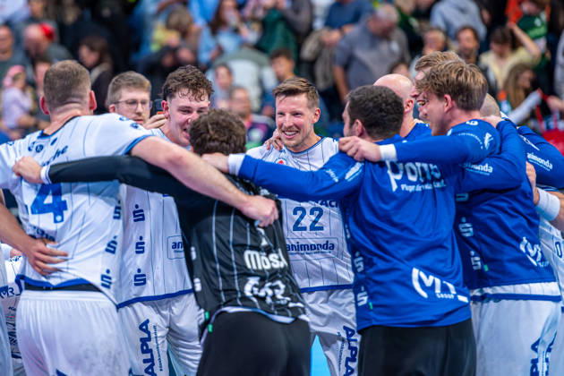 Adam Nyfjäll of TBV Lemgo Lippe, No. 22 (left), TSV Hannover Burgdorf (green) vs. TBV Lemgo Lippe (blue) on Matchday 10 of the 2026–2027 season in the Opel Handball Bundesliga, October 23, 2026, ZAG Arena Hannover, GER, Copyright: xJanxGuentherx xTSVxHannover-Burgdorfx