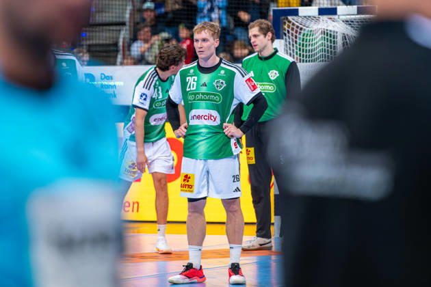 Jonathan Edvardsson of TSV Hannover Burgdorf, No. 26 (left), TSV Hannover Burgdorf (green) vs. TBV Lemgo Lippe (blue) on Matchday 10 of the 2026–2027 season in the Opel Handball Bundesliga, October 23, 2026, ZAG Arena Hannover, GER, Copyright: xJanxGuentherx xTSVxHannover-Burgdorfx