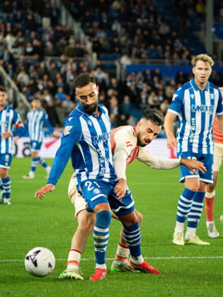 ESP LaLiga EA Sports Deportivo Alavés vs. Málaga CF: Abderrahmane Rebbach of Alavés and Carlos Puga of Málaga during the LaLiga EA Sports match between Deportivo Alavés and Málaga CF, played at Mendizorroza Stadium in Vitoria-Gasteiz on October 23, 2026 in Spain VITORIA GASTEIZ Spain Soccer Copyright: xAgenciaxLOFx