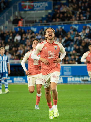 ESP LaLiga EA Sports: Deportivo Alavés vs. Málaga CF — Adrián Nino of Málaga scores a goal and celebrates during the LaLiga EA Sports match between Deportivo Alavés and Málaga CF, played at Mendizorroza Stadium in Vitoria-Gasteiz on October 23, 2026, in Spain. VITORIA-GASTEIZ, Spain — Soccer Copyright: xAgenciaxLOFx