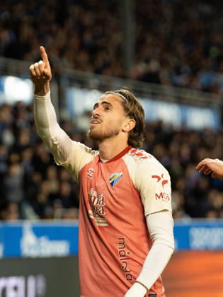 ESP LaLiga EA Sports: Deportivo Alavés vs. Málaga CF — Adrián Nino of Málaga scores a goal and celebrates during the LaLiga EA Sports match between Deportivo Alavés and Málaga CF, played at Mendizorroza Stadium in Vitoria-Gasteiz on October 23, 2026, in Spain. VITORIA-GASTEIZ, Spain — Soccer Copyright: xAgenciaxLOFx