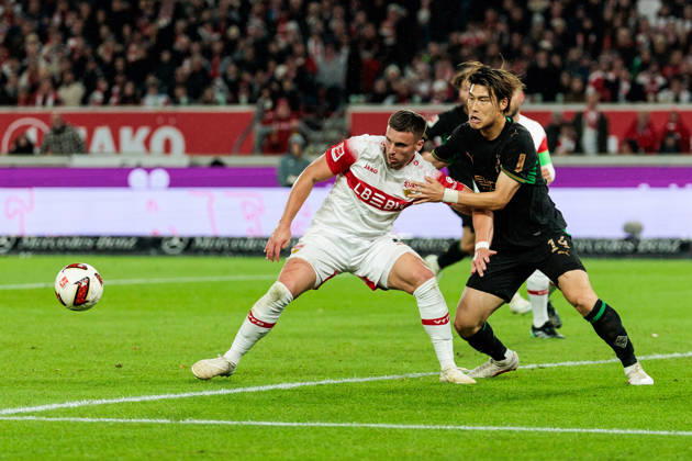 STUTTGART, GERMANY - OCTOBER 23: Ermedin Demirovic (VfB Stuttgart, 9) controls the ball against Daiki Hashioka (Borussia Moenchengladbach, 14) during the Bundesliga match between VfB Stuttgart vs. Borussia Moenchengladbach at MHP Arena on matchday 7 of the 1. Bundesliga on October 23, 2026 in Stuttgart, Germany. DFL REGULATIONS PROHIBIT ANY USE OF PHOTOGRAPHS AS IMAGE SEQUENCES AND OR QUASI-VIDEO. Baden-Wuerttemberg Germany Copyright: xSteffiexWunderlx