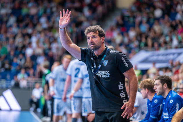 Florian Kehrmann, TBV Lemgo Lippe (coach, left), TSV Hannover Burgdorf (green) vs. TBV Lemgo Lippe (blue) on Matchday 10 of the 2026–2027 season in the Opel Handball Bundesliga, October 23, 2026, ZAG Arena Hannover, GER, Copyright: xJanxGuentherx xTSVxHannover-Burgdorfx