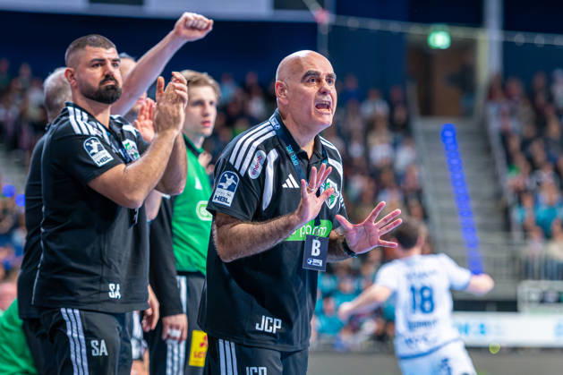 Juan Carlos Pastor, TSV Hannover Burgdorf, coach (left), TSV Hannover Burgdorf (green) vs. TBV Lemgo Lippe (blue) on Matchday 10 of the 2026–2027 season in the Opel Handball Bundesliga, October 23, 2026, ZAG Arena Hannover, GER, Copyright: xJanxGuentherx xTSVxHannover-Burgdorfx