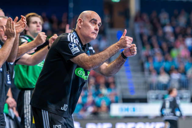 Juan Carlos Pastor, TSV Hannover Burgdorf, coach (left), TSV Hannover Burgdorf (green) vs. TBV Lemgo Lippe (blue) on Matchday 10 of the 2026–2027 season in the Opel Handball Bundesliga, October 23, 2026, ZAG Arena Hannover, GER, Copyright: xJanxGuentherx xTSVxHannover-Burgdorfx