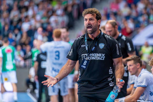 Florian Kehrmann, TBV Lemgo Lippe (coach, left), TSV Hannover Burgdorf (green) vs. TBV Lemgo Lippe (blue) on Matchday 10 of the 2026–2027 season in the Opel Handball Bundesliga, October 23, 2026, ZAG Arena Hannover, GER, Copyright: xJanxGuentherx xTSVxHannover-Burgdorfx