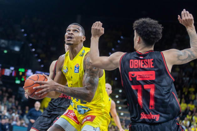 Oldenburg, Lower Saxony, Germany, October 23, 2026, Demajeo Wiggins (left), EWE Baskets Oldenburg, and Joshua Obiesie (right), BMA365 Bamberg Baskets; EWE Baskets Oldenburg vs. BMA365 Bamberg Baskets; Basketball 1; Basketball Bundesliga; 2026–2027 season, Matchday 6, Grosse EWE Arena: EWE Baskets Oldenburg vs. BMA365 Bamberg Baskets www.andreas-burmann.de
