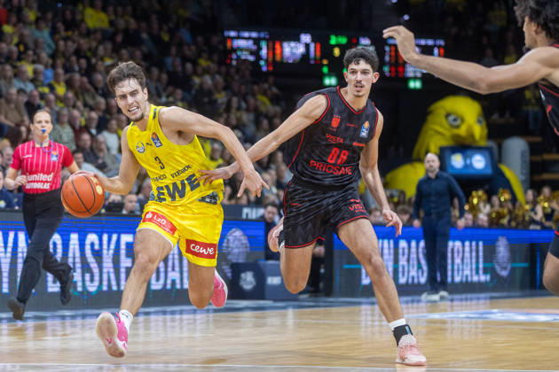 Oldenburg, Lower Saxony, Germany, October 23, 2026, Zachary Ensminger (left), EWE Baskets Oldenburg, and Yuval Hochstadter (right), BMA365 Bamberg Baskets; EWE Baskets Oldenburg vs. BMA365 Bamberg Baskets; Basketball 1; Basketball Bundesliga; 2026–2027 season, Matchday 6, Grosse EWE Arena: EWE Baskets Oldenburg vs. BMA365 Bamberg Baskets www.andreas-burmann.de
