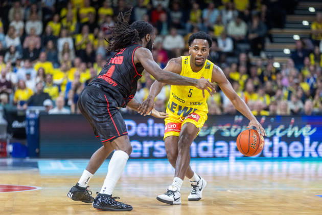 Oldenburg, Lower Saxony, Germany, October 23, 2026, Jeremy Roach (right), EWE Baskets Oldenburg, and Jordan Jones (left), BMA365 Bamberg Baskets; EWE Baskets Oldenburg vs. BMA365 Bamberg Baskets; Basketball 1; Basketball Bundesliga; 2026–2027 season, Matchday 6, Grosse EWE Arena: EWE Baskets Oldenburg vs. BMA365 Bamberg Baskets www.andreas-burmann.de