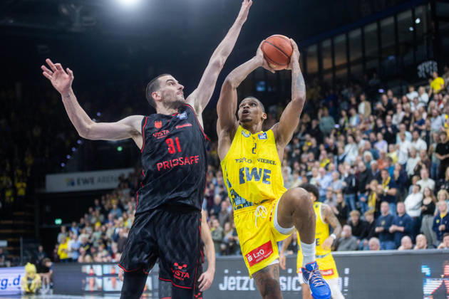 Oldenburg, Lower Saxony, Germany, October 23, 2026, Demajeo Wiggins (right), EWE Baskets Oldenburg, and Daniel Keppeler (left), BMA365 Bamberg Baskets; EWE Baskets Oldenburg vs. BMA365 Bamberg Baskets; Basketball 1; Basketball Bundesliga; 2026–2027 season, Matchday 6, Grosse EWE Arena: EWE Baskets Oldenburg vs. BMA365 Bamberg Baskets www.andreas-burmann.de