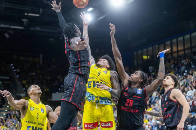 Oldenburg, Lower Saxony, Germany, October 23, 2026, Tylan Pope (left), EWE Baskets Oldenburg, and Hason Ward (right), BMA365 Bamberg Baskets; EWE Baskets Oldenburg vs. BMA365 Bamberg Baskets; Basketball 1; Basketball Bundesliga; 2026–2027 season, Matchday 6, Grosse EWE Arena: EWE Baskets Oldenburg vs. BMA365 Bamberg Baskets www.andreas-burmann.de