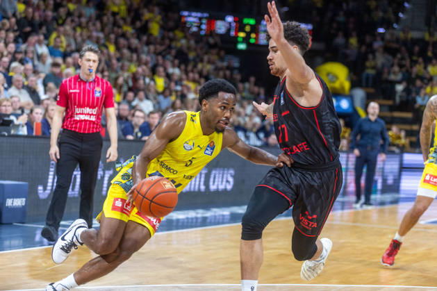 Oldenburg, Lower Saxony, Germany, October 23, 2026, Jeremy Roach (left), EWE Baskets Oldenburg, and Joshua Obiesie (right), BMA365 Bamberg Baskets; EWE Baskets Oldenburg vs. BMA365 Bamberg Baskets; Basketball 1; Basketball Bundesliga; 2026–2027 season, Matchday 6, Grosse EWE Arena: EWE Baskets Oldenburg vs. BMA365 Bamberg Baskets www.andreas-burmann.de