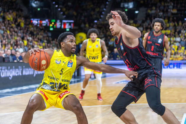 Oldenburg, Lower Saxony, Germany, October 23, 2026, Jeremy Roach (left), EWE Baskets Oldenburg, and Joshua Obiesie (right), BMA365 Bamberg Baskets; EWE Baskets Oldenburg vs. BMA365 Bamberg Baskets; Basketball 1; Basketball Bundesliga; 2026–2027 season, Matchday 6, Grosse EWE Arena: EWE Baskets Oldenburg vs. BMA365 Bamberg Baskets www.andreas-burmann.de