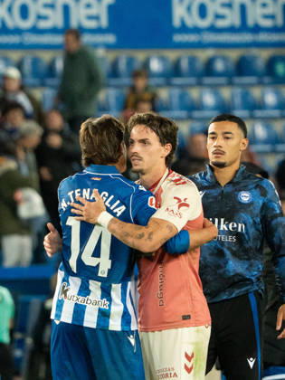ESP LaLiga EA Sports: Deportivo Alavés vs. Málaga CF — Nahuel Tenaglia of Alavés and Ángel Recio of Málaga during the LaLiga EA Sports match between Deportivo Alavés and Málaga CF, played at Mendizorroza Stadium in Vitoria-Gasteiz on October 23, 2026 in Spain VITORIA GASTEIZ Spain Soccer Copyright: xAgenciaxLOFx