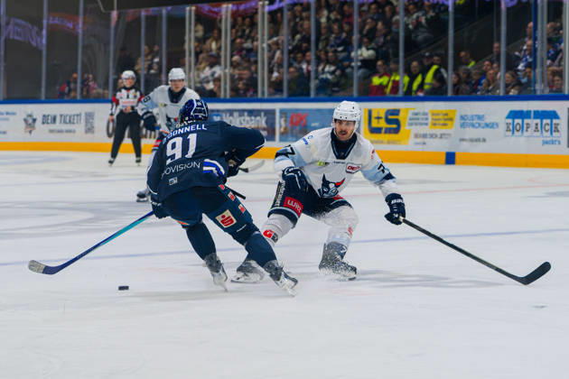 Kassel, Germany, October 22, 2026 DEL2 2026–2027, Game 11: Kassel Huskies vs. Blue Devils Weiden. Pictured, from left, in a face-off: Brendan O Donnell (ECK) and Tyler Gron (BDW). Probonio Arena, Hesse Copyright: xFotostandx xKruczynskix