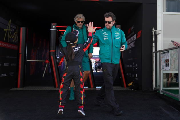 Formula One United States Grand Prix - Practice sessions Aston Martin driver Fernando Alonso (R) of Spain arrives in the paddock during the Formula One United States Grand Prix, in Austin, Texas, USA, 23 October 2026. The 2026 Formula 1 United States Grand Prix is held at the Circuit of the Americas on 25 October. AUSTIN United States  Copyright: xDUSTINxSAFRANEKx