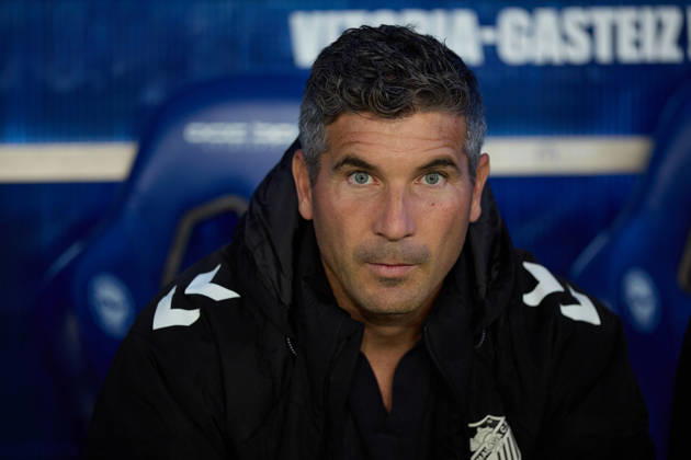Deportivo Alaves v Malaga CF - LaLiga EA Sports Juan Francisco Funes head coach of Malaga CF looks on during the LaLiga EA Sports match between Deportivo Alaves and Malaga CF at Mendizorrotza on October 23, 2026, in Vitoria, Spain. Vitoria Mendizorrotza Basque Country Spain RL_DALVvMCF_2K26_0003 Copyright: xRicardoxLarreinax