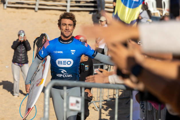 MEO Rip Curl Pro Portugal 2026 Surf Championship Tour At Supertubos Griffin Colapinto of the United States enters the ocean at Supertubos Beach in Peniche, Portugal, on October 23, 2026, during the MEO Rip Curl Pro Portugal Presented by Corona Cero, a World Surf League Championship Tour event. Peniche Portugal  Copyright: xSergioxMendesx originalFilename:pereira-notitle261023_npCAc.jpg