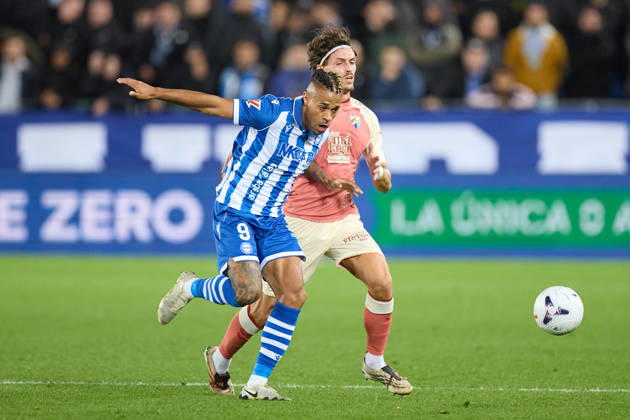 Deportivo Alaves v Malaga CF - LaLiga EA Sports Mariano Diaz Mejia of Deportivo Alaves competes for the ball with Angel Recio of Malaga CF during the LaLiga EA Sports match between Deportivo Alaves and Malaga CF at Mendizorrotza on October 23, 2026, in Vitoria, Spain. Vitoria Mendizorrotza Basque Country Spain RL_DALVvMCF_2K26_0029 Copyright: xRicardoxLarreinax