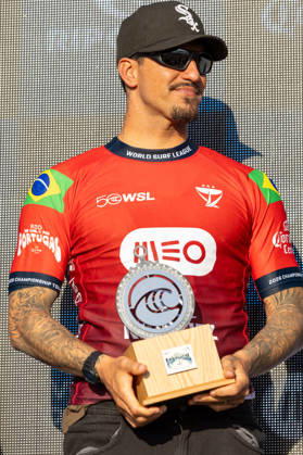 MEO Rip Curl Pro Portugal 2026 Surf Championship Tour At Supertubos Gabriel Medina of Brazil holds the trophy during the MEO Rip Curl Pro Portugal Presented by Corona Cero, a World Surf League Championship Tour event, at Supertubos Beach in Peniche, Portugal, on October 23, 2026. Peniche Portugal  Copyright: xSergioxMendesx originalFilename:pereira-notitle261023_npHBb.jpg