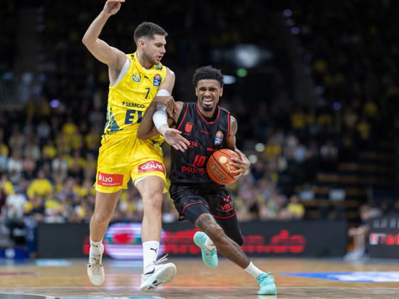EWE Baskets Oldenburg faces off against Bamberg Baskets; Mylik Wilson, Stefan Momirov; EWE Baskets Oldenburg vs. Bamberg Baskets; Basketball; BBL; October 23, 2026; Oldenburg Copyright: xEibner-Pressefotox EP_EER
