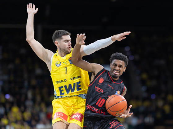 EWE Baskets Oldenburg faces off against Bamberg Baskets; Mylik Wilson, Stefan Momirov; EWE Baskets Oldenburg vs. Bamberg Baskets; Basketball; BBL; October 23, 2026; Oldenburg Copyright: xEibner-Pressefotox EP_EER
