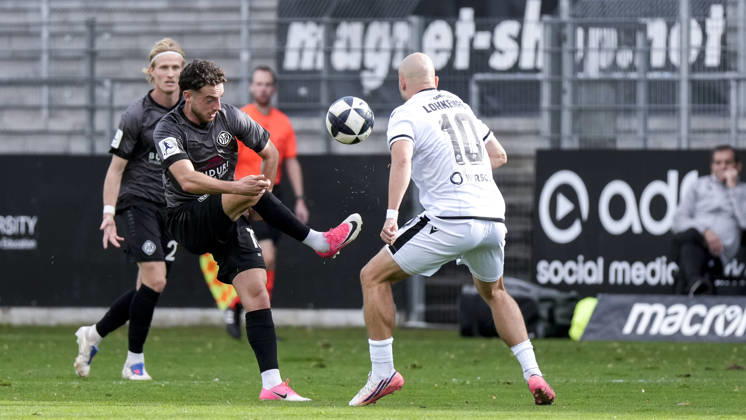 v li Yunus Emre Kahriman Aalen, 10, Felix Lohkemper SVS, 10, tackle, game scene, duel, tackle, tackling, dynamics, action, 24 10 2026, Sandhausen, Germany, soccer, Regionalliga Südwest, SV Sandhausen vs. VfR Aalen xozx