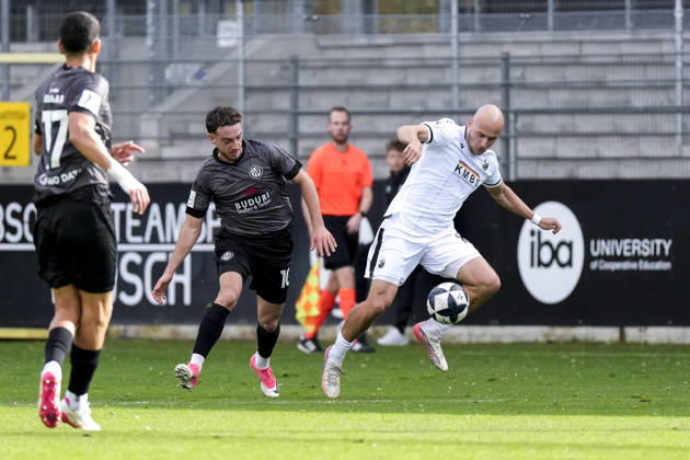 v li Yunus Emre Kahriman Aalen, 10, Felix Lohkemper SVS, 10, tackle, game scene, duel, tackle, tackling, dynamics, action, 24 10 2026, Sandhausen, Germany, soccer, Regionalliga Südwest, SV Sandhausen vs. VfR Aalen xozx
