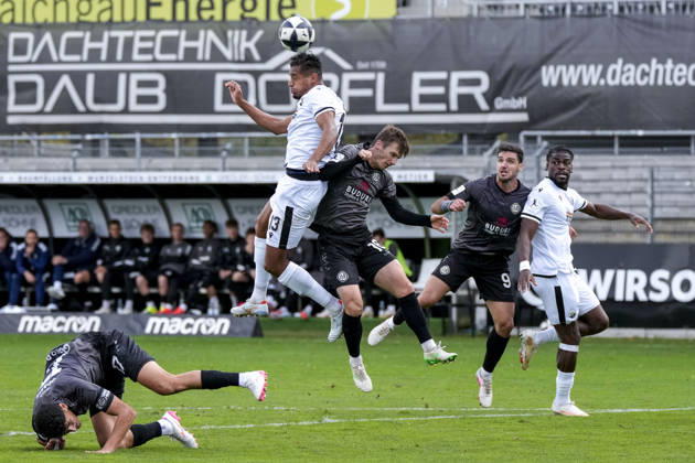 From left: Yannick Osee (SVS), 13, Thomas Geyer (Aalen), 16, during a header, header duel, game play, aerial duel, action, in the penalty area, penalty area scene, October 24, 2026, Sandhausen, Germany, soccer, Regionalliga Southwest, SV Sandhausen vs. VfR Aalen xozx