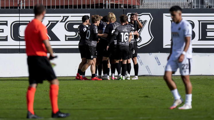 VfR Aalen players celebrate the goal that makes the score 0–1, Celebration, goal celebration, scoring a goal, celebrate the goal, goal, celebration, celebrating the goal, joy, happiness, happy, optimistic, positive, game scene, highlight, action, 10 24 2026, Sandhausen, Germany, soccer, Regionalliga Southwest, SV Sandhausen vs. VfR Aalen xozx