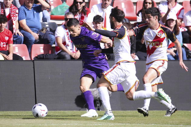 Rayo Vallecano vs. Espanyol, La Liga EA Sports 2026, October 27, 2026, Vallecas Stadium, Madrid, Spain Lucas Cepeda of Elche battles for the ball against Unai Lopez and Sergio Camello of Rayo Vallecano during the La Liga EA Sports match between Rayo Vallecano and Elche CF at Vallecas Stadium on October 24, 2026, in Madrid, Spain Madrid Vallecas Stadium Madrid Spain Copyright: xAlejandroxMatiasxAcostax