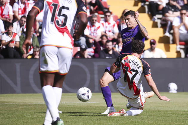 Rayo Vallecano vs. Espanyol, La Liga EA Sports 2026, October 24, 2026, Vallecas Stadium, Madrid, Spain Lucas Cepeda of Elche is defended by Adria Pedrosa during a La Liga EA Sports match between Rayo Vallecano and Elche CF at Vallecas Stadium on October 24, 2026, in Madrid, Spain Madrid Vallecas Stadium Madrid Spain Copyright: xAlejandroxMatiasxAcostax