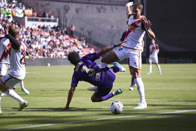 Rayo Vallecano vs. Espanyol, La Liga EA Sports 2026, October 24, 2026, Vallecas Stadium, Madrid, Spain Florian Lejeune of Rayo Vallecano commits a foul on Roy Revivo of Elche during a La Liga EA Sports match between Rayo Vallecano and Elche CF at Vallecas Stadium on October 24, 2026, in Madrid, Spain Madrid Vallecas Stadium Madrid Spain Copyright: xAlejandroxMatiasxAcostax