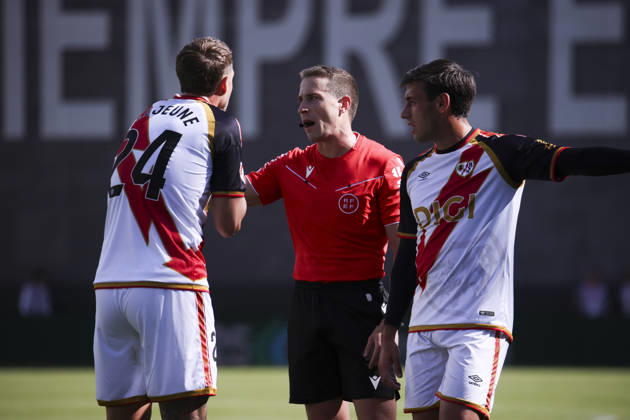 Rayo Vallecano vs. Espanyol, La Liga EA Sports 2026, October 24, 2026, Vallecas Stadium, Madrid, Spain Florian Lejeune and Pedro Diaz argue with the referee during the La Liga EA Sports match between Rayo Vallecano and Elche CF at Vallecas Stadium on October 24, 2026, in Madrid, Spain Madrid Vallecas Stadium Madrid Spain Copyright: xAlejandroxMatiasxAcostax